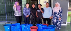 PENYERAHAN SET KEPERLUAN HARIAN KEPADA PESERTA TERMINAL TRACTOR OPERATOR (TTO)